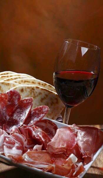 Come abbinare il vino rosso al cibo