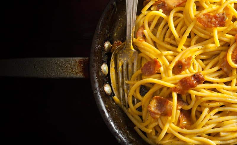 Carbonara con guanciale e pecorino, pronta da servire