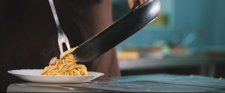 La carbonara in preparazione