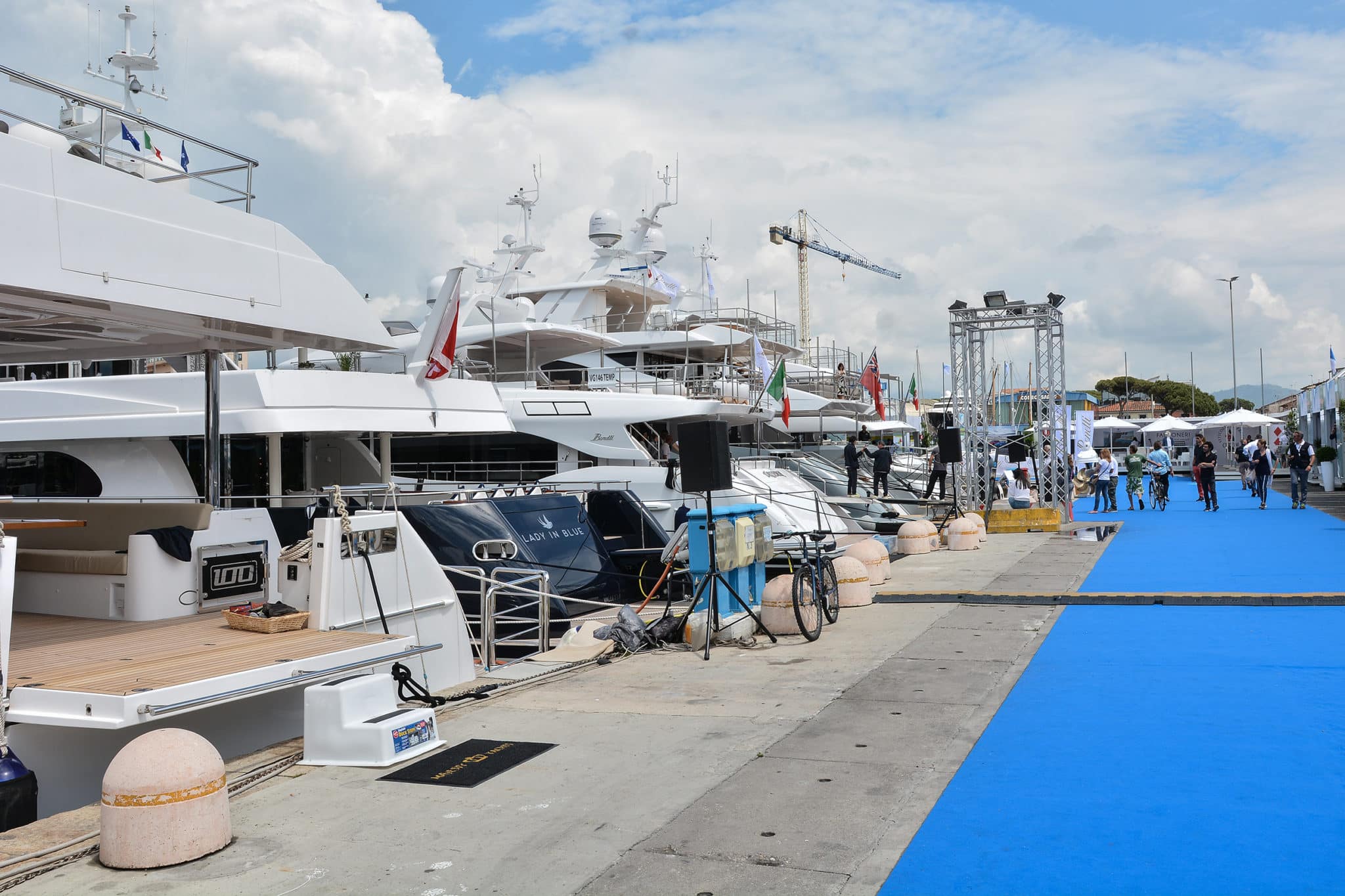 Degustazione di vino a bordo di uno yacht