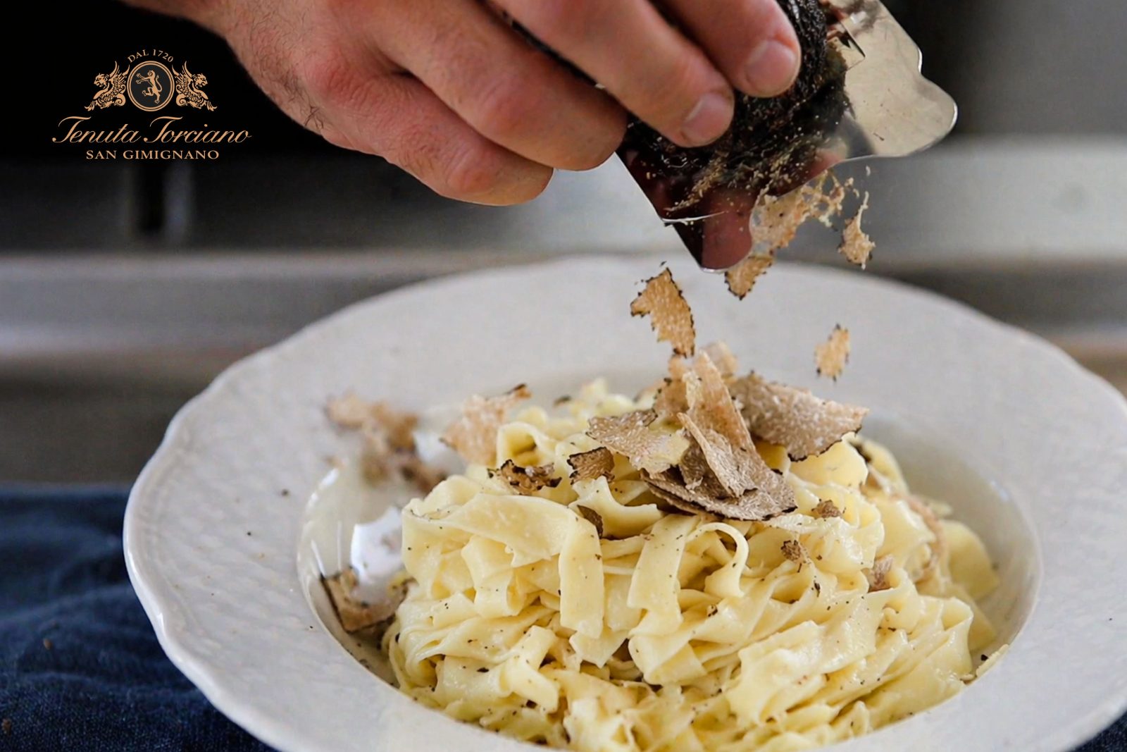 Carpaccio di manzo con tartufo grattugiato e crema d'uovo, un piatto d'autunno della tenuta