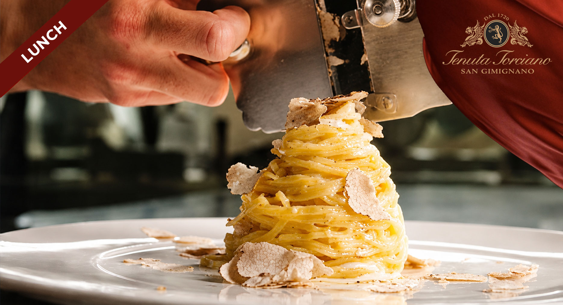 Tartufo grattugiato su un nido di spaghetti durante il pranzo