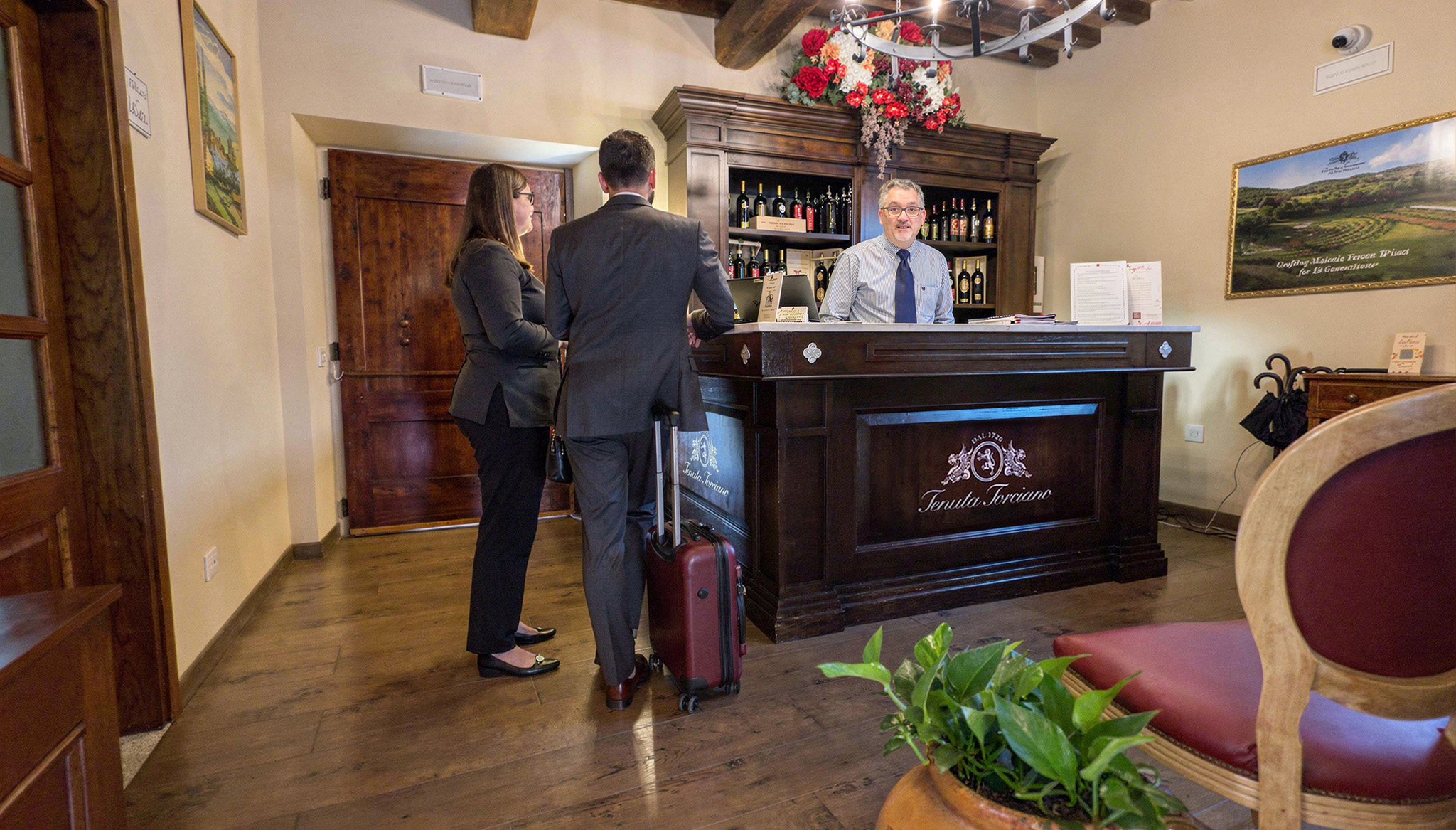 Ospiti all'arrivo alla reception di Hotel Torciano con i bagagli