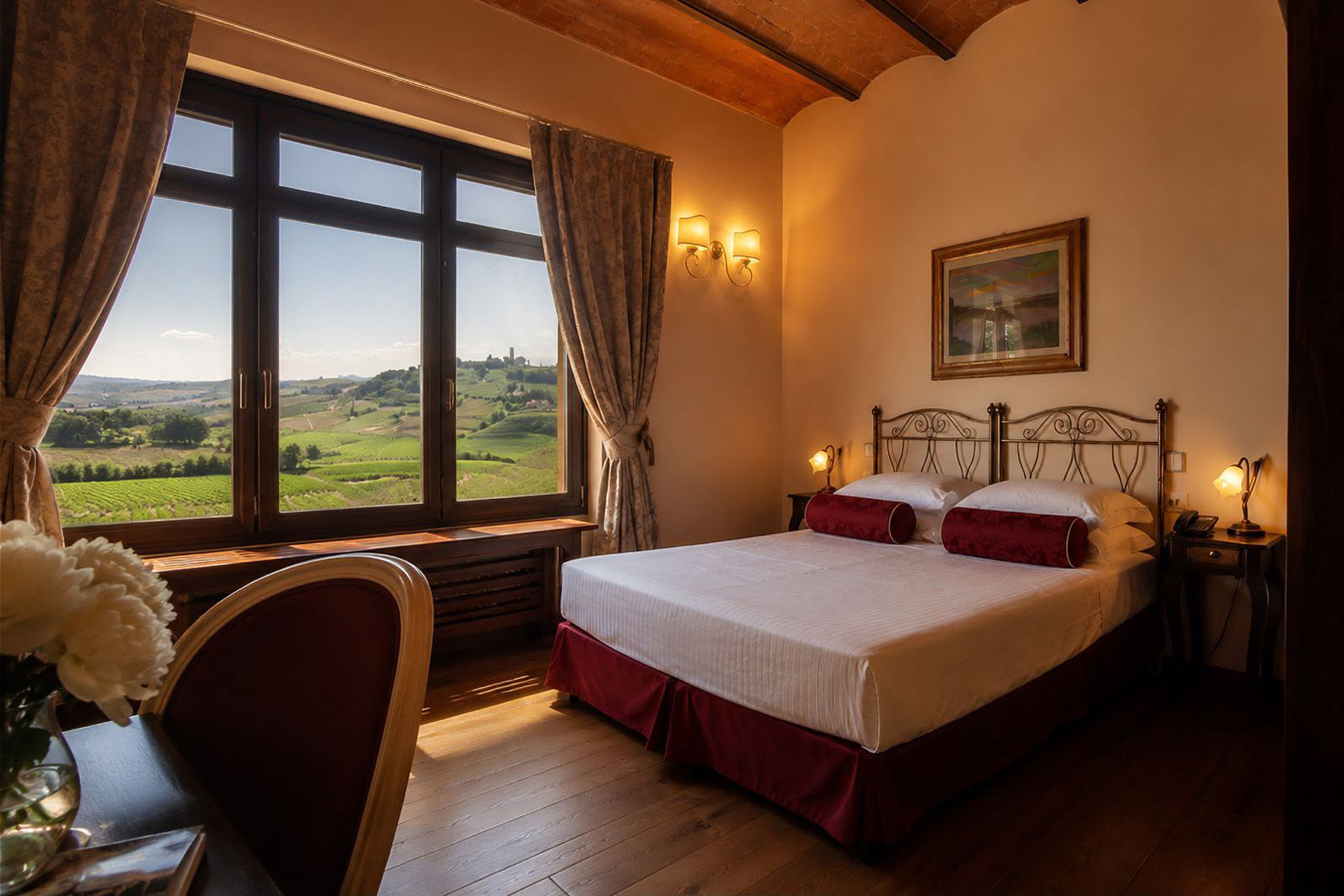 Camera di Hotel Torciano con grande finestra affacciata sui vigneti