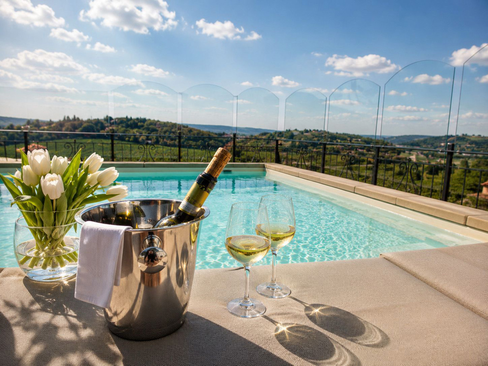 Ospiti nella piscina idromassaggio sulla terrazza panoramica di Hotel Torciano, affacciata sui vigneti