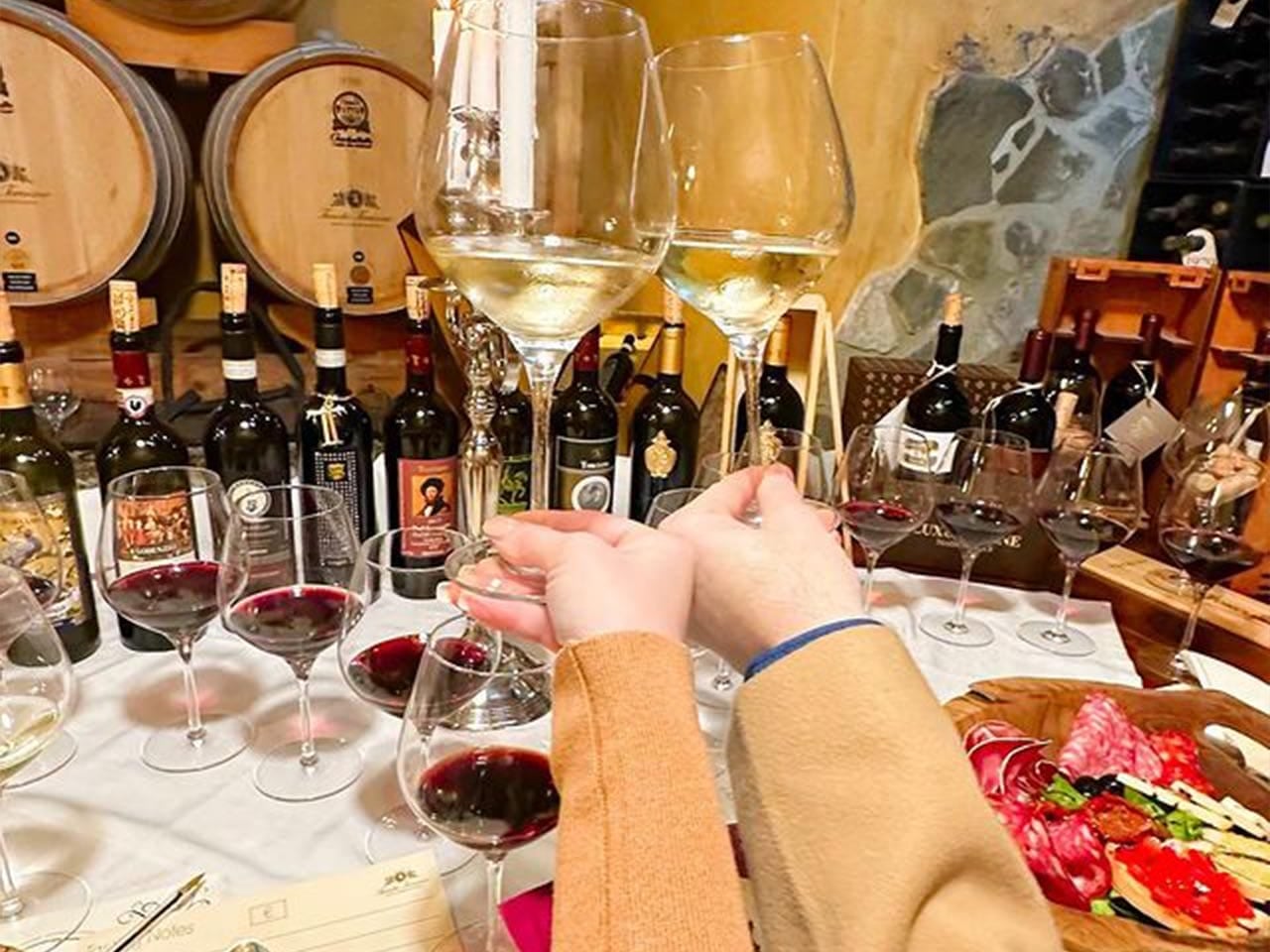 Degustazione nella cantina di Tenuta Torciano, calici di vino rosso e bianco sul tavolo