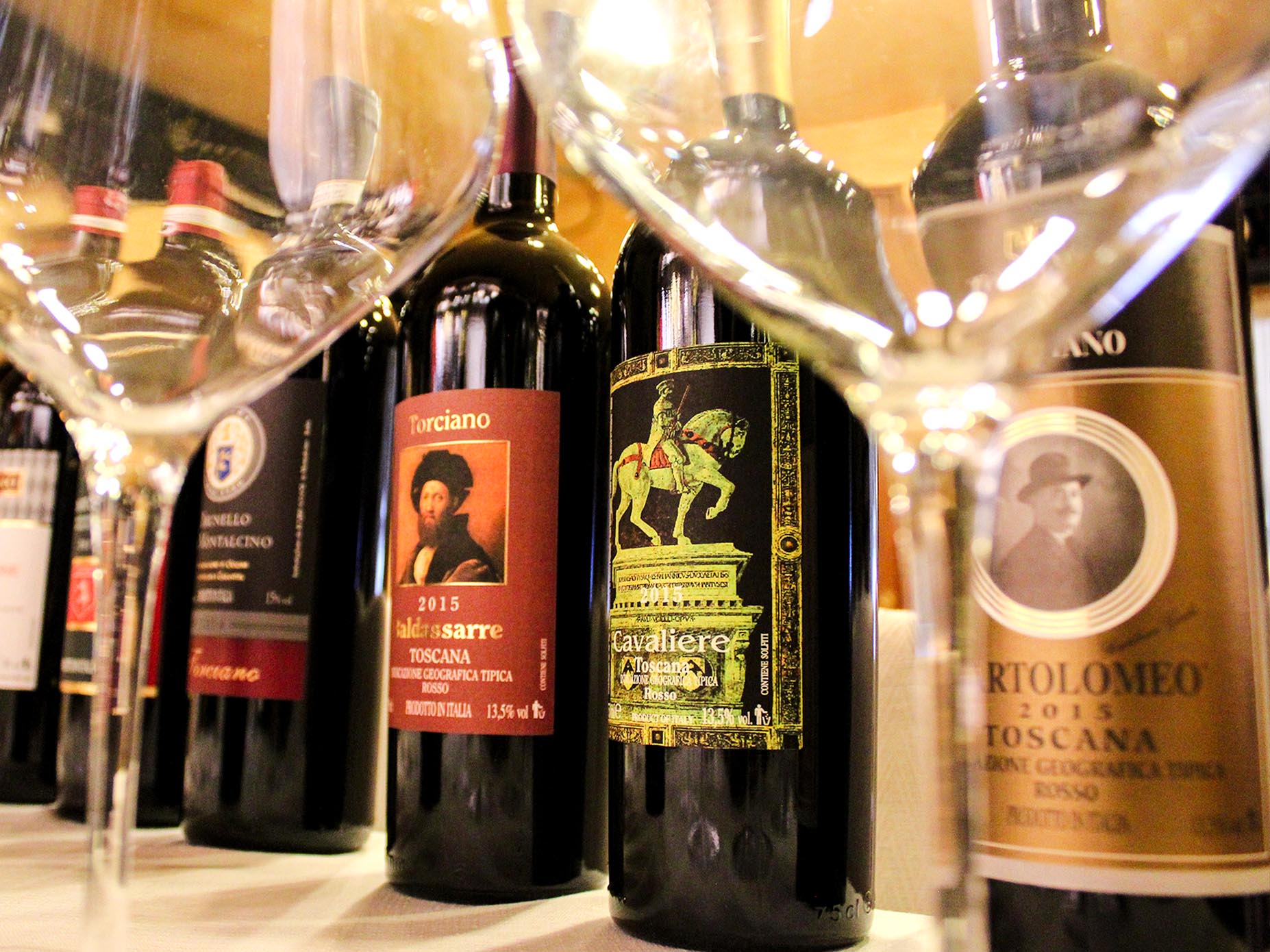 Bottiglie di Tenuta Torciano in degustazione, Brunello di Montalcino, Baldassarre, Cavaliere e Bartolomeo, con i calici pronti