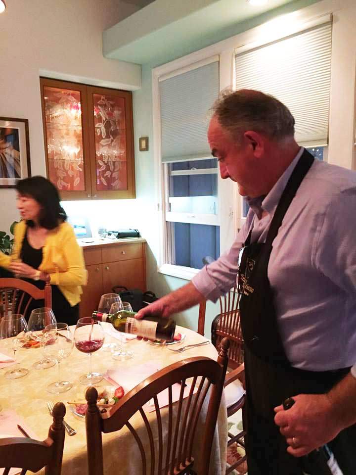 Pierluigi versa un bicchiere di vino toscano alle Hawaii