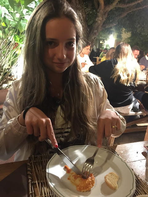 Victoria assaggia i piatti sardi