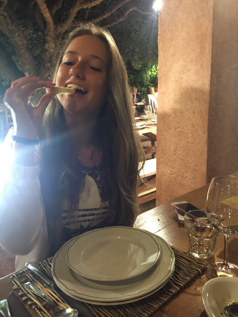 Victoria assaggia i piatti sardi