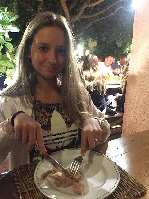 Victoria assaggia il porchetto