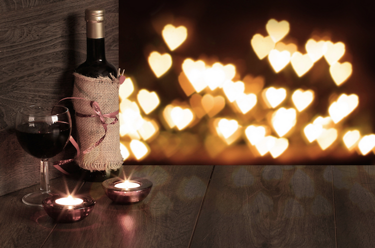 Romantica cena a lume di candela nella cantina