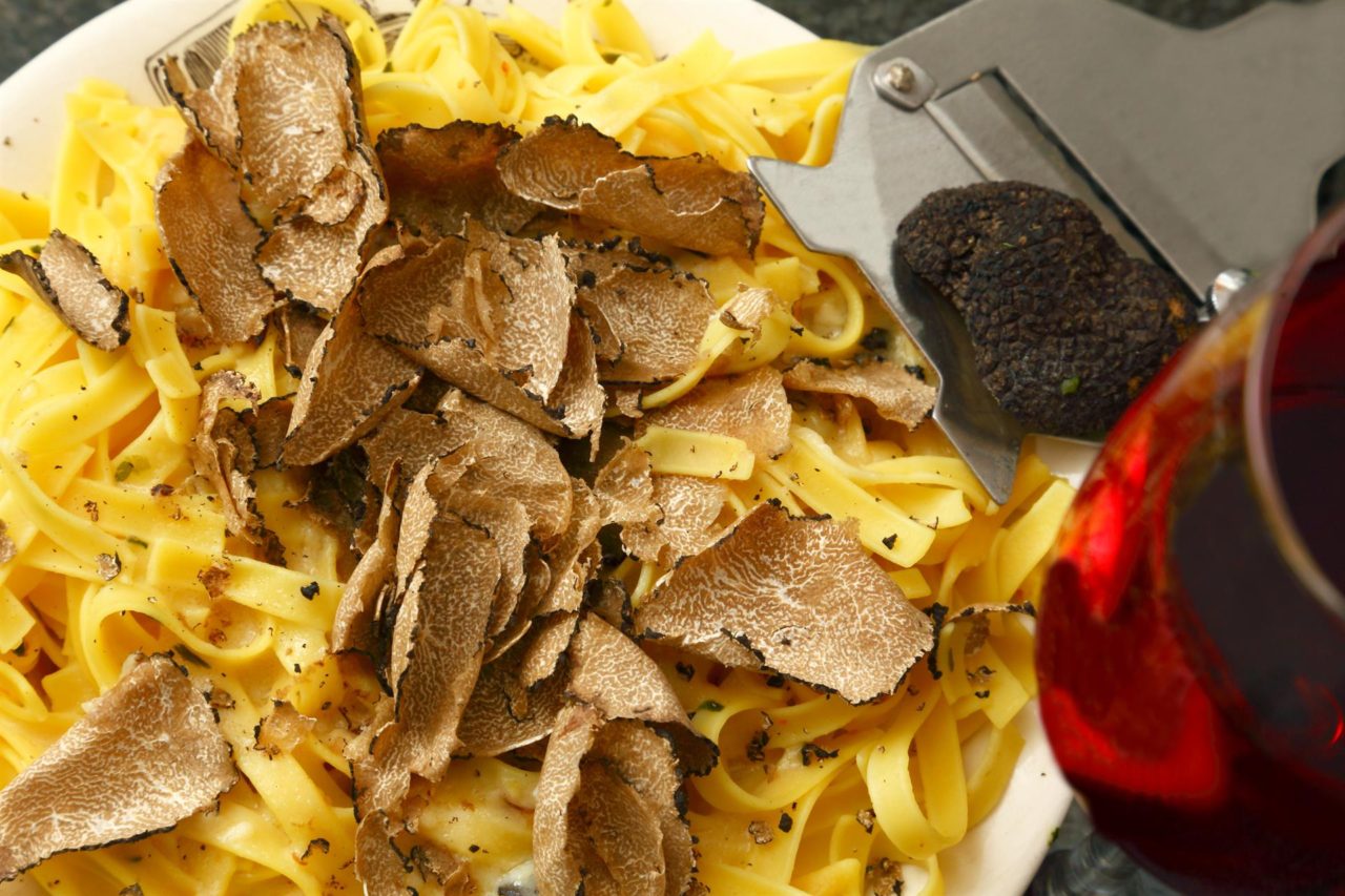 A caccia di tartufo per l&#8217;olio al tartufo