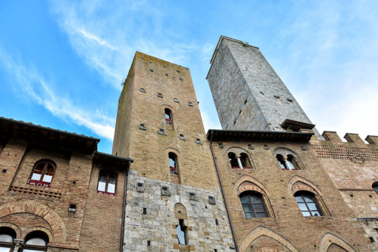 Scopri la regione vinicola di San Gimignano con stile in questi 4 tours di vigneti e castelli di lusso